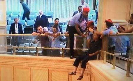 بالفيديو .. أول تصريح للشاب عبدالله الذي هدد بالانتحار في مجلس النواب