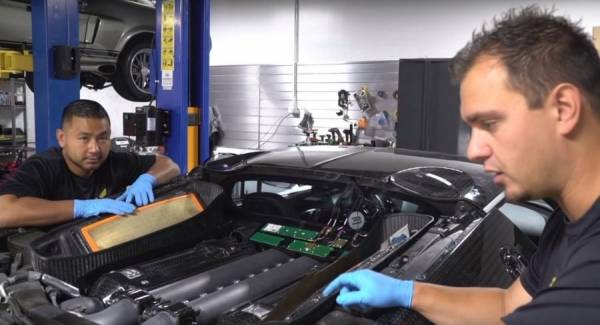 تغيير زيت بوجاتي فيرون يكلف 21,000 دولار وهنا السبب (فيديو)