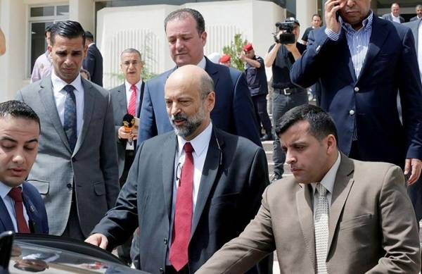 الإخوان بصدد اختبار صعب حول مقايضة الثقة مع حكومة الرزاز