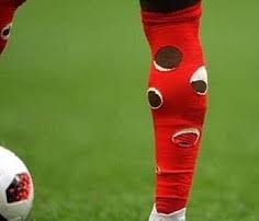 بالصور.. ما سبب ثقوب جوارب داني روز!