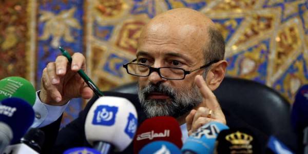 الرزاز: أخذت الضوء الاخضر من الملك لفتح ملفات الفساد