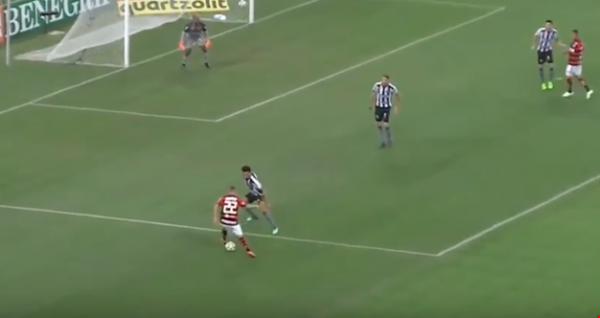 هدف مهاري مذهل في الدوري البرازيلي (فيديو)