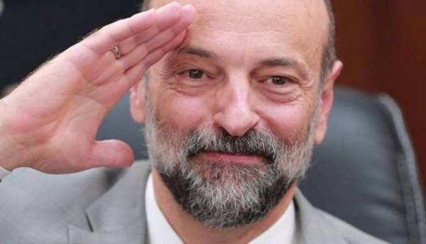 عوني مطيع يفرض اجتماع عاجل في مجلس الوزراء !!