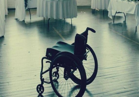 شاهد.. عملية سطو ضد امرأة على كرسي متحرك في موقف للسيارات