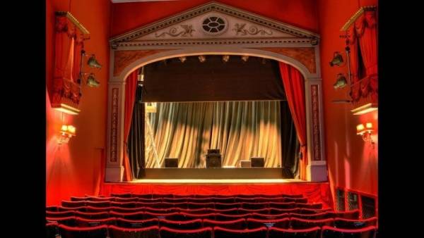 سقوط مروع لمطرب شهير خلال حفل موسيقي (فيديو)