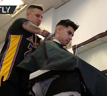 حلاق شهير بلا يدين! فيديو