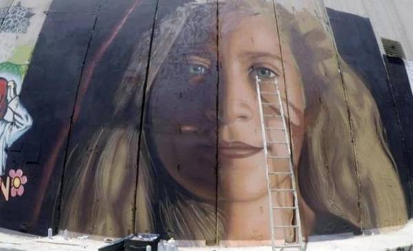 لوحة لعهد التميمي على جدار الفصل قبل الإفراج عنها