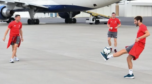 بعد تأجيل رحلتهم.. لاعبو ليفربول يحوّلون المطار إلى ملعب!