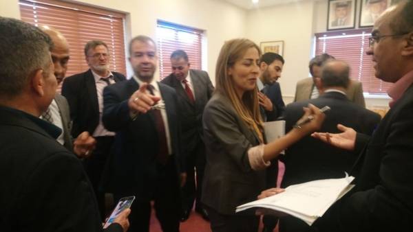 فشل لقاء الرزاز وابو السكر .. اتهامات وعراك والقرض لن يمنح الا وفق القانون  صور