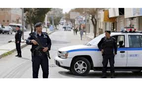 مطلوب يضرب نفسه بأداة حادة لاتهام الأمن قبل اكتشاف إدعائه