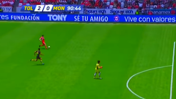 فيديو.. فريق يسجل هدفاً أثناء احتفال منافسه بهدف ملغى!