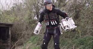 وكأنه حقيقي.. مخترع أول بدلة طائرة في العالم يطير بها