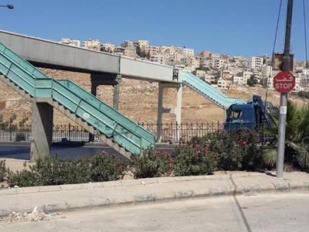 رفع الأنقاض والأجزاء المتضررة لجسر مشاة في المحطة