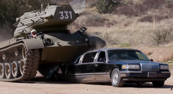أرنولد شوارزنيغر يسحق ليموزين بدبابته الخاصة (فيديو)