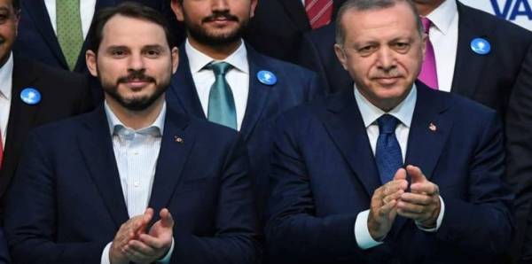 بالفيديو.. صهر أردوغان وأهم وزرائه ينام خلال كلمة مباشرة