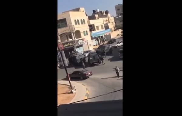 بالفيديو.. مداهمة امنية في حي الزواهرة ..والقبض على 3 مروجين