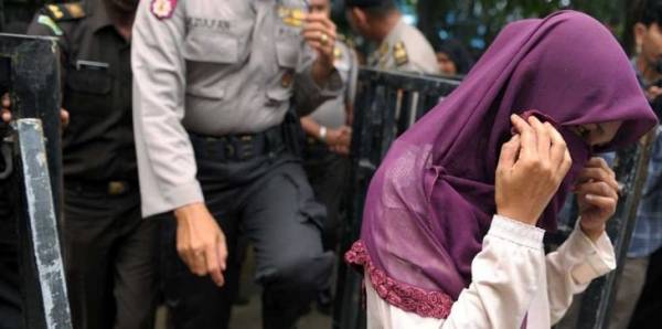 بالفيديو.. عقوبة “مقززة” لرجل وامرأة متهمين بالزنا في إندونيسيا