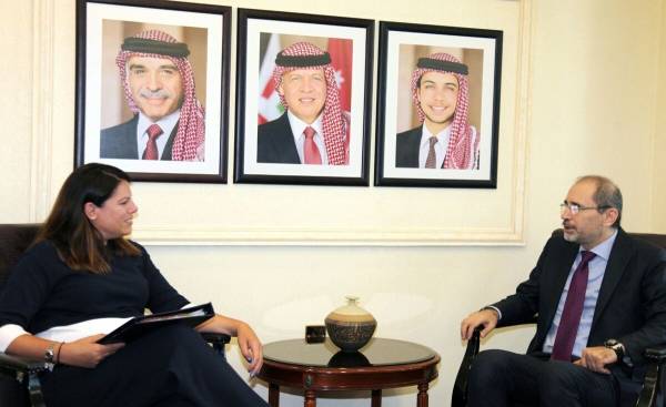 الصفدي:إعادة توطين 422 مواطنا سوريا