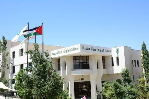 انهاء خدمات بـ الجملة في المدرسة الانجليزية الحديثة .. والعاملون يؤكدون: لن نساوم على حقوقنا