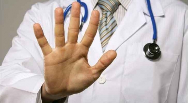 ضبط شخص سلب طبيب في عمان