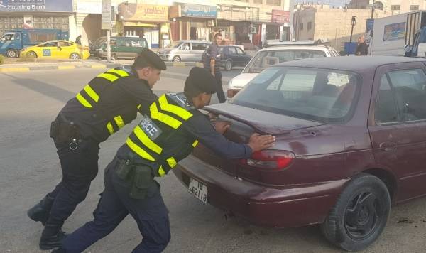 دورية الشرطة على دوار معصوم  الزرقاء .. لكم ترفع القبعات