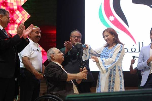 وزيرة الثقافة النسور توقد شعلة مهرجان الفحيص السابع والعشرين  الاردن تاريخ وحضارة شاهد الصور