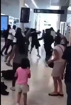 بالفيديو.. عراك عنيف بين نجمي راب فرنسيين في مطار بباريس