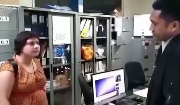 بريطانية تصفع ضابط جمارك إندونيسيا