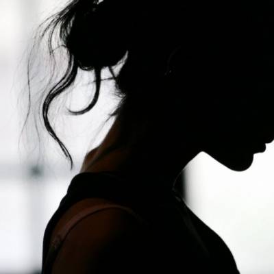 عشرينية تقتل مسنا وتلقي جثته بمجرى مائي عقابا على اغتصابها