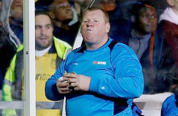 10 لاعبين تناولوا الطعام أثناء المباراة (فيديو)