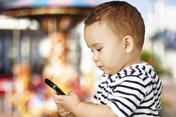 أخصائي يحدد العمر المناسب لشراء هاتف للأطفال