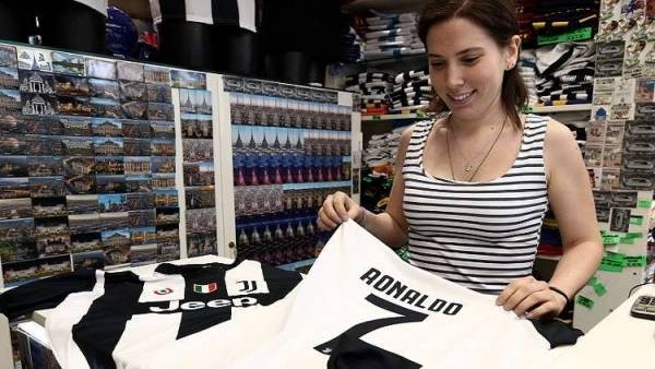 كل دقيقة يباع قميصان لرونالدو في إيطاليا!