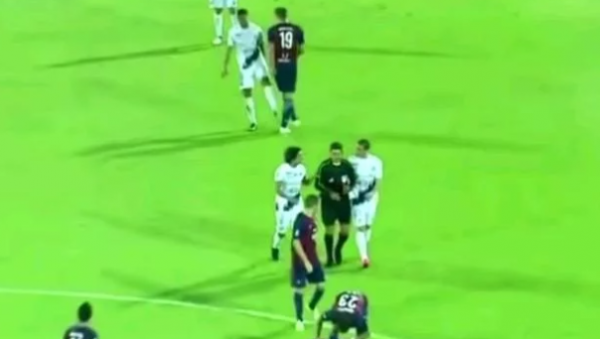 فيديو.. انتقام لاعب بعدما طرده الحكم!