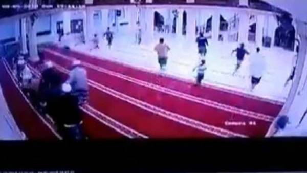 مصلون ينجون بحياتهم في اللحظة المناسبة