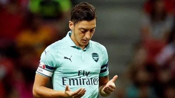 أوزيل يغرد بالعربية ويهنئ السعودية