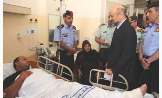 الرزاز يزور الوكيل محمد نزال بعد إصابته بعيار ناري من مطلوب مخدرات