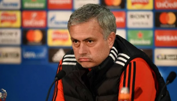 جماهير مانشستر يونايتد تجمع المال لطرد مورينيو