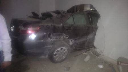 سيارة تقتحم مطبخ منزل في صويلح (صور)