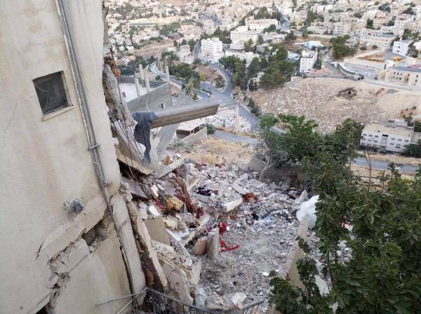 ضبط أسلحة اتوماتيكية داخل المبنى المنهار بالسلط.. وما تزال العملية مستمرة