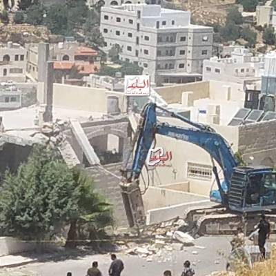 البدء بعملية هدم العمارة التي تعرضت للتفجير بالسلط (صور)