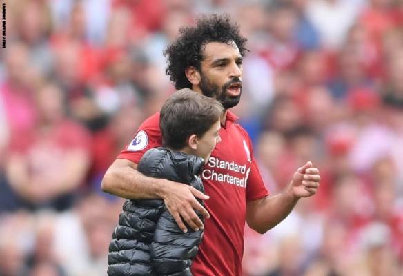 محمد صلاح يعانق طفلاً اقتحم الملعب خلال مباراة ويست هام  فيديو