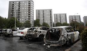 لسبب غريب تم احراق اكثر من 80 سيارة في ليلة واحدة بالسويد