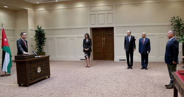 السفيران التل والحديد يؤديان اليمين القانونية أمام الملك