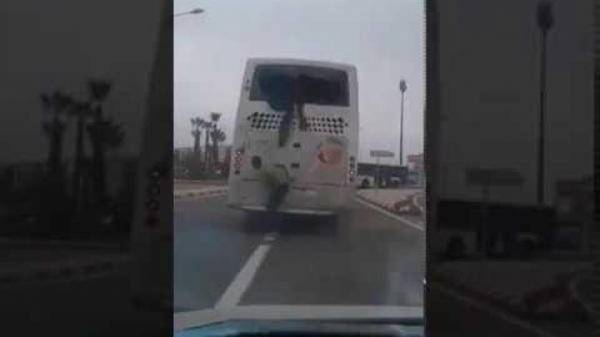 شاهد.. لحظة قفز جماعي لمهاجرين من حافلة أثناء ترحيلهم بالمغرب