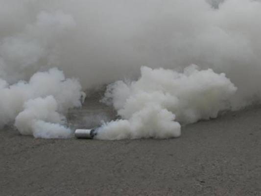 مواطن يرش زوجته واولاده وبناته بـ«مسيل للدموع» في المفرق