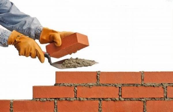 عامل بناء يهدم منازل قام بتشييدها بنفسه لسبب غريب!