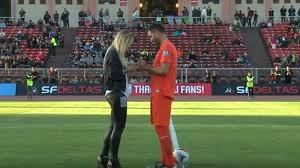 عرض للزواج في ملعب كرة القدم..فيديو