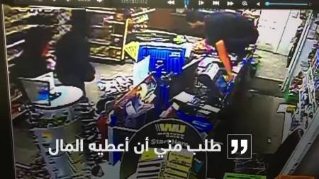 بالفيديو .. ملاكم أردني يوسع لصوص ضرباً بعد ان حاولا سرقة متجر يعمل به في كندا