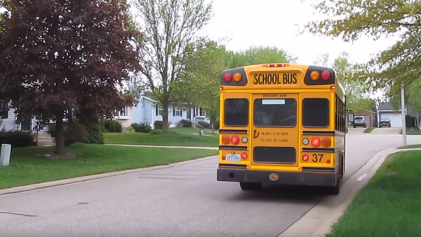 مصرع طفلة نسيها السائق في باص مدرسة مقفل!