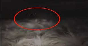 حارس يهرب من كائن غريب متوج بدوائر من الدخان! (فيديو)